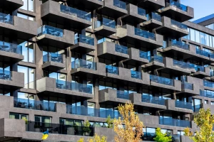 Czy można organizować imprezę wieczorem?